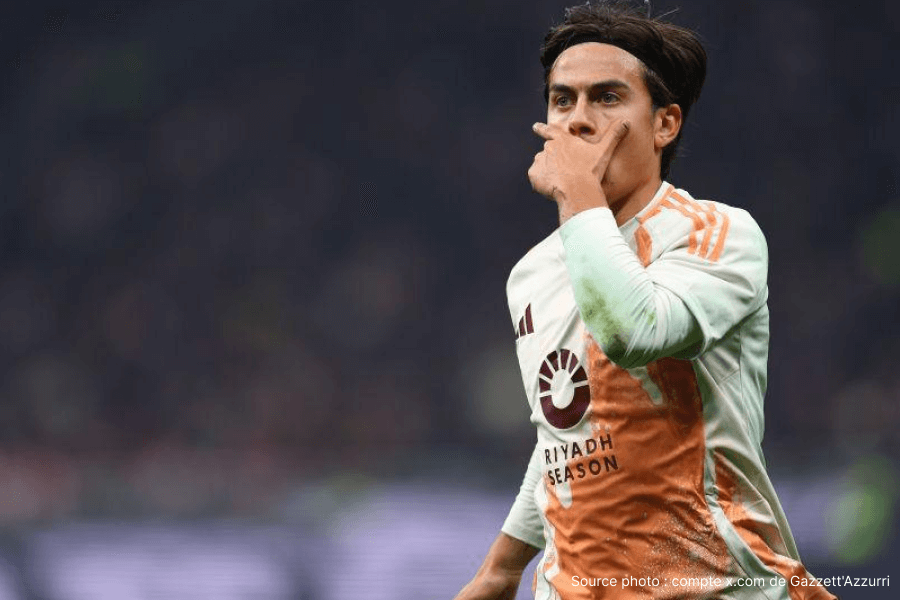 Dybala assis sur la pelouse du Stadio Olimpico après sa rechute au genou 2026
